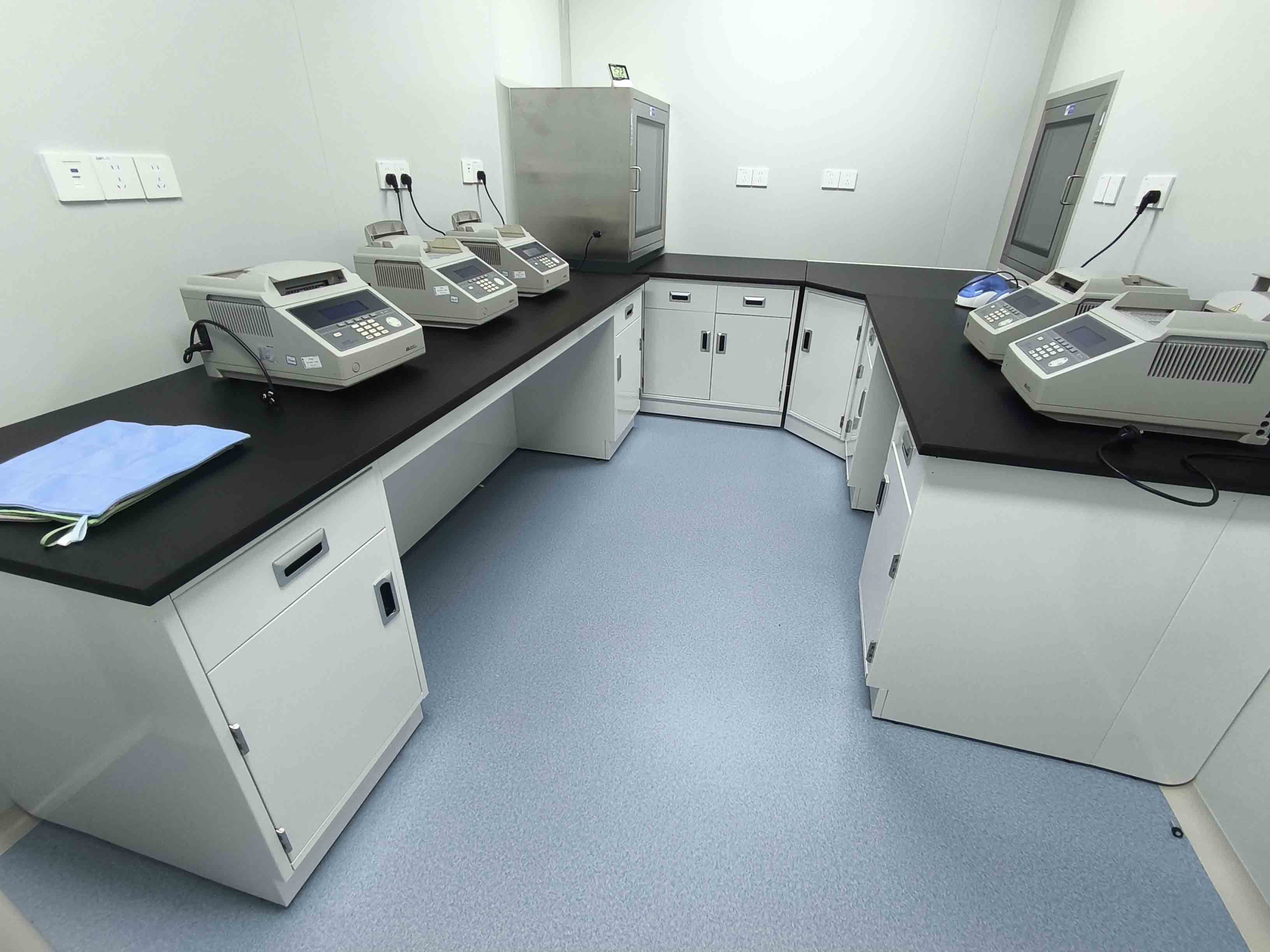 Huajusheng Laboratory Workbench Material Comparison: Stainless Steel vs Epoxy Resin vs Solid Wood
